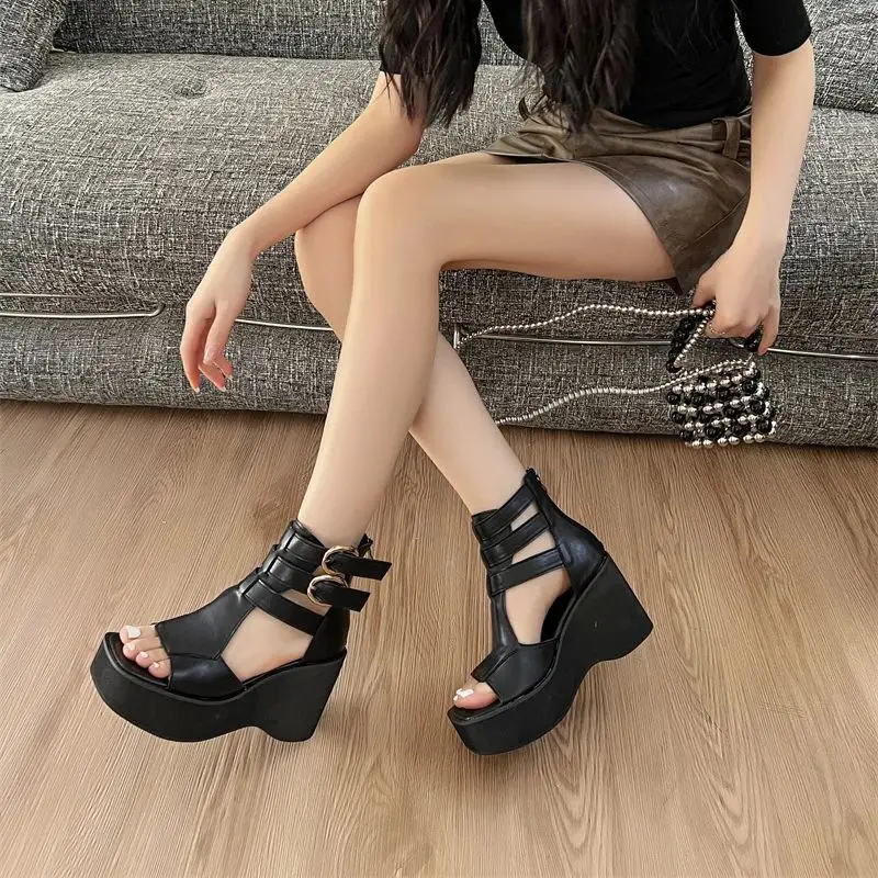 

Черные босоножки на высоком каблуке, летние женские туфли на платформе, сандалии на танкетке с пряжкой в стиле панк, на массивном каблуке 8 см
