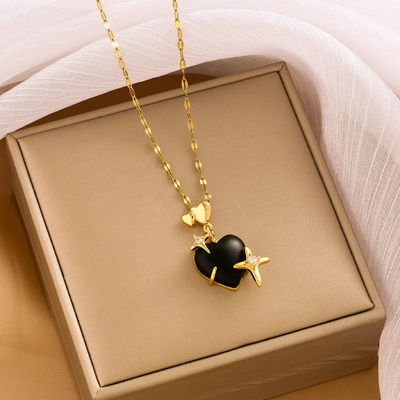 여성스러운 터치와 하트 모양의 쇄골 체인 펜던트가 돋보이는 인기 있는 차가운 우아함의 목걸이