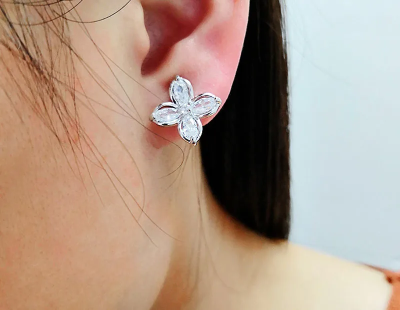 2023 Fashion Transparent Crystal Petal Ear Clip Earrings, Suitable for Women\'s Zircon Star False Cartilage Perforated Jewelry