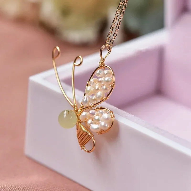 Ciondolo con ciondolo a farfalla fatto a mano con perle di giada naturale con avvolgimento riempito d'oro 14K per le donne girocollo regalo di gioielli per feste