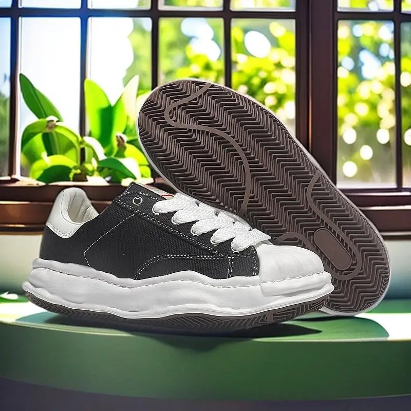 Wear it sleek and simple: comfortable soft-soled casual sneakers for couples to walk on, light and breathable