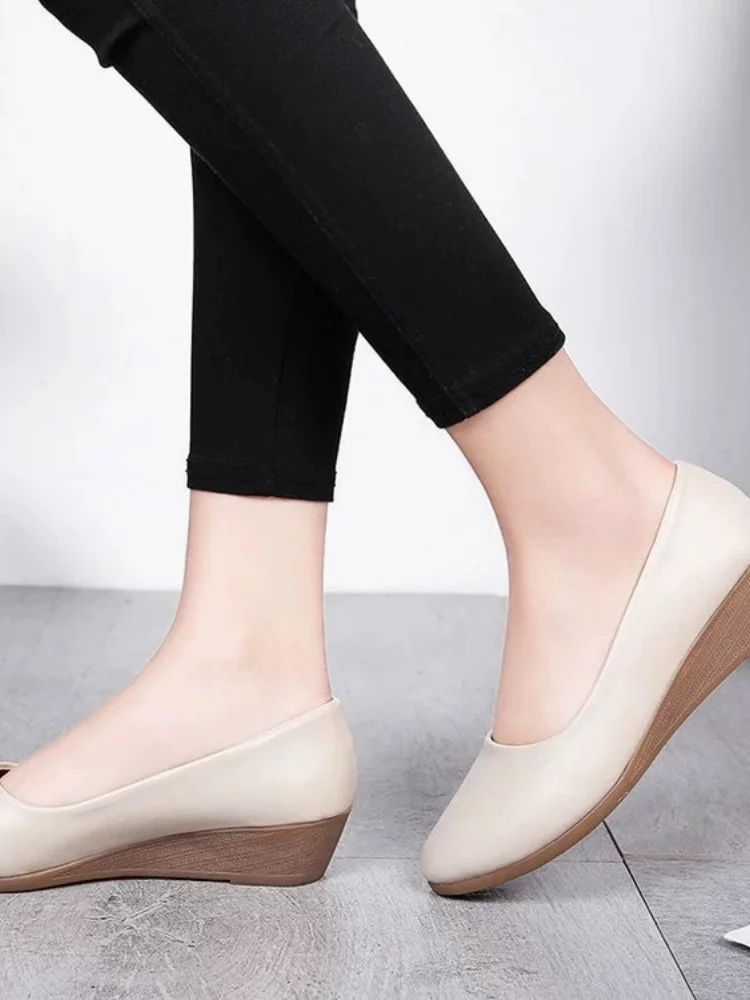 

Women's singles shoes with a sloping heel and comfortable pointed toe toe toe toe toe toe. Mid heel