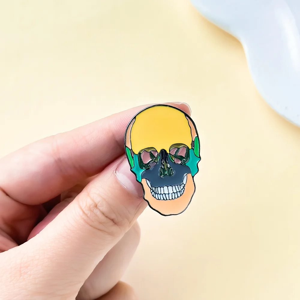 Rongwo Skull Model Enamel Pin Creativity Medicine Dissection Brooch Bag Lapel Jacket Doctor Women Jewelry Gifts