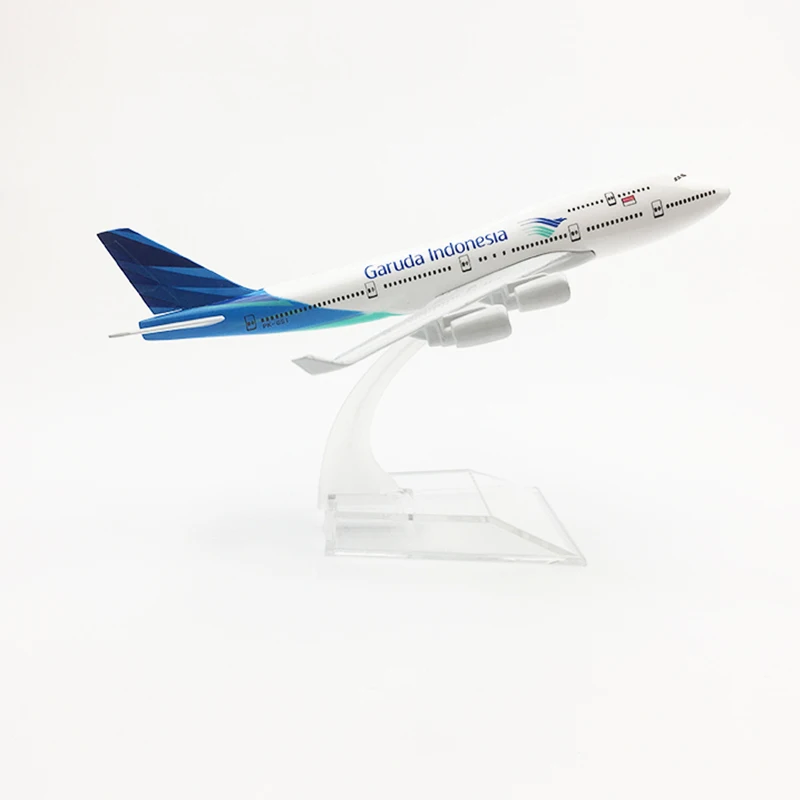 16CM Airplane Model Garuda Indonesia Boeing B737 Airlines Aircraft Diecast Metal Plane Model Toy Gift Collectible