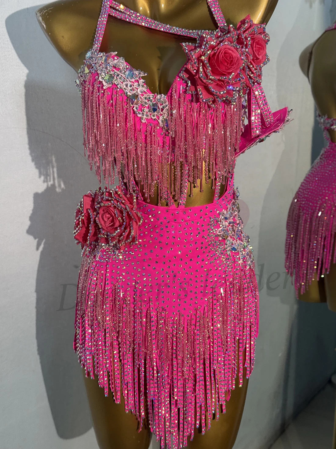 ชุดเต้นรำละตินระดับไฮเอนด์สั่งทำพิเศษลายดอกกุหลาบสามมิติประดับเพชรลายทางพู่ห้อยสำหรับเต้นแทงโก้สำหรับผู้ใหญ่และเด็ก