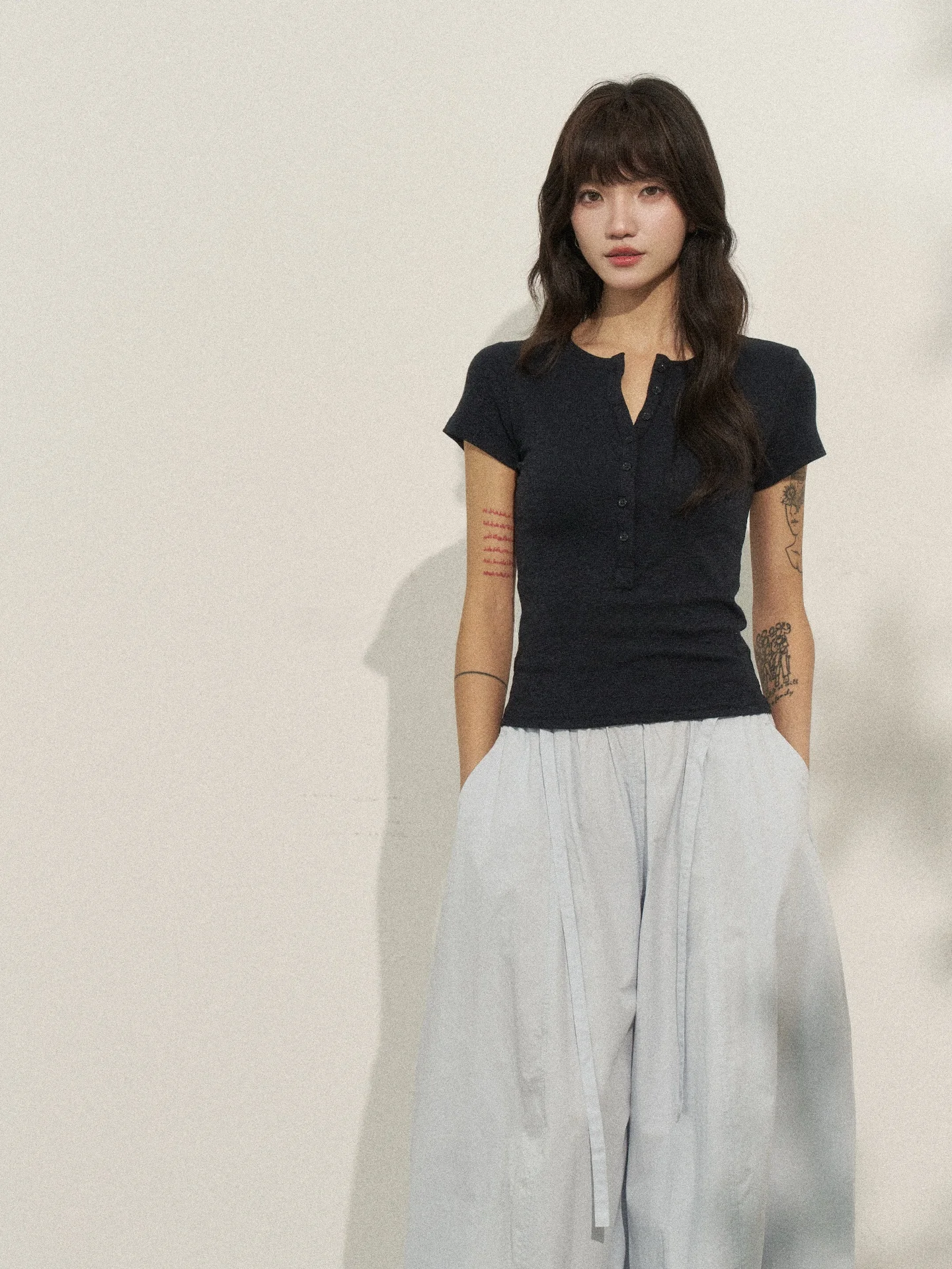 

Женская футболка в корейском стиле с коротким рукавом, на пуговицах, повседневная, хлопковая, летняя, базовая, с круглым вырезом