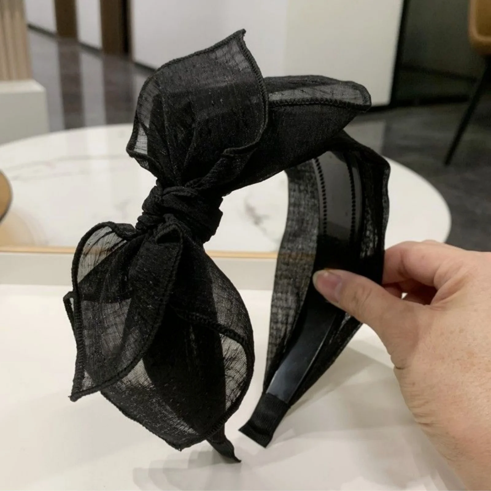 1 STÜCK Elegantes, rutschfestes Stirnband mit Schleife und minimalistischem Damen-Haarschmuck aus Spitzentüll mit breiter Kante, einfarbig, Polyester F – Detail 2