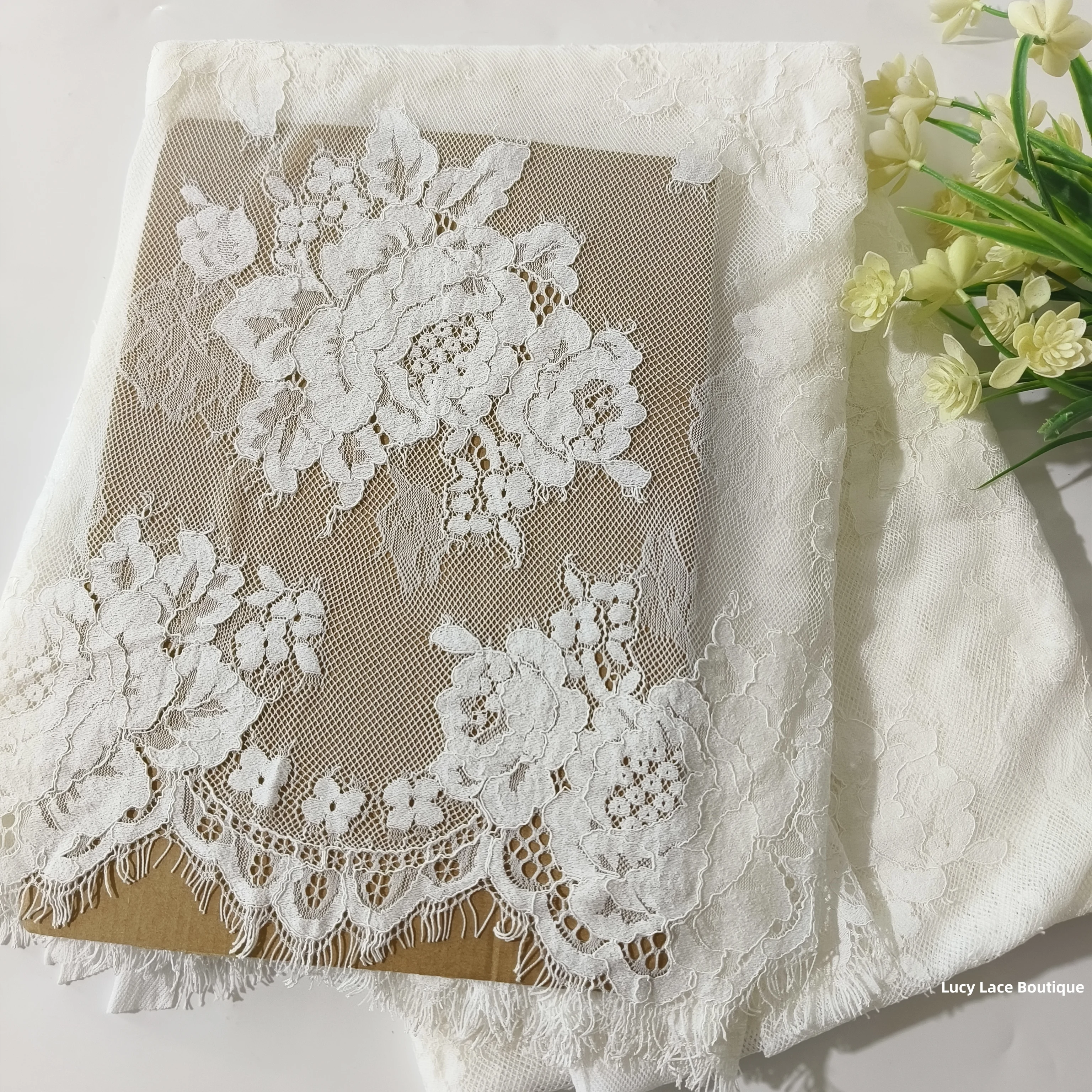 

Хлопковый материал шириной 1,5 м. Большие цветочные цветы. Мягкая и толстая качественная кружевная ткань для ресниц. Шнуровые платья. Кружева белого цвета. 3 м. Роскошь. 2025 г.