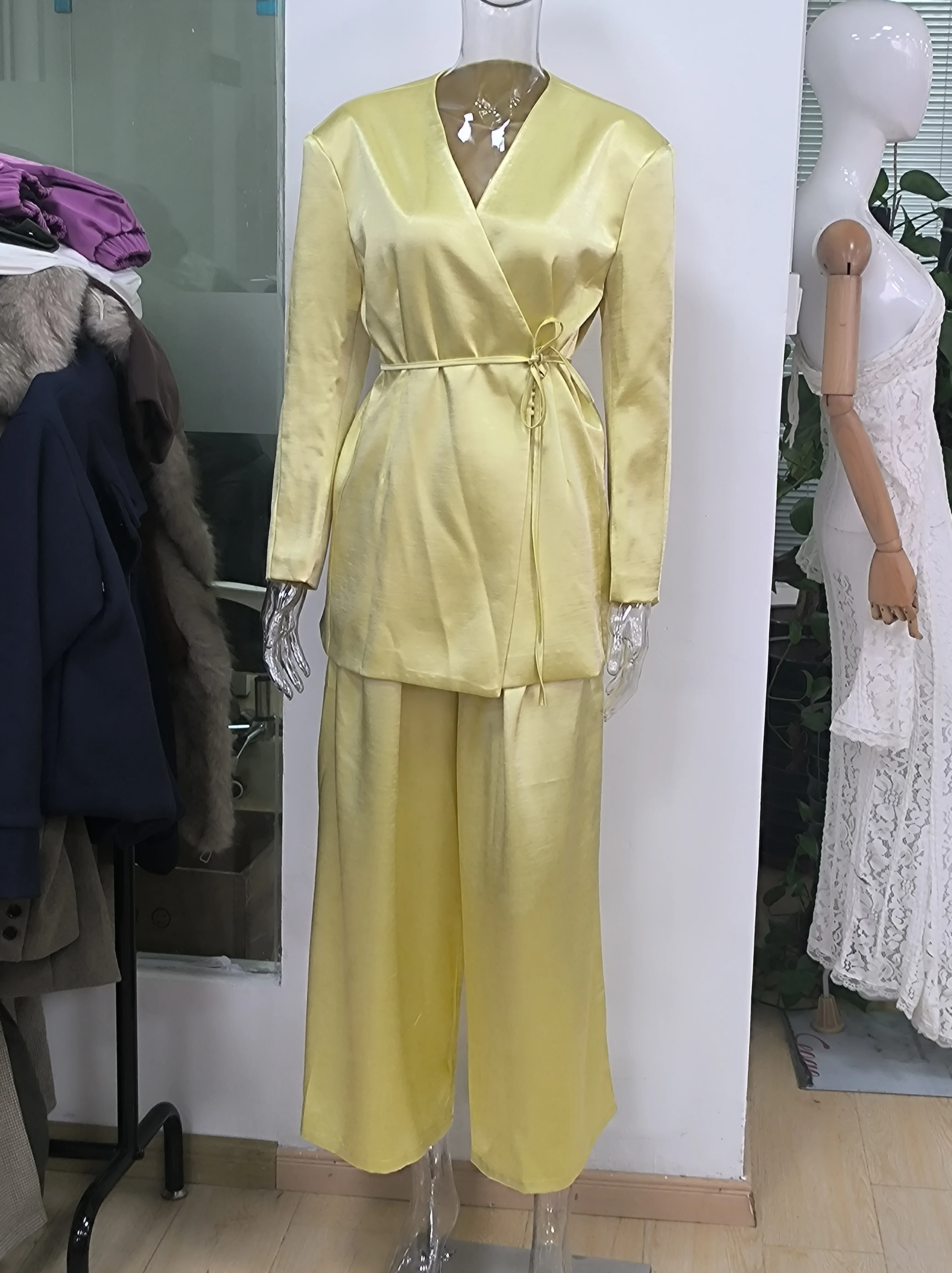 Luxuriöses Satin-Hosenanzug-Set für Damen, Eleganter Taillengürtel, V-Ausschnitt, Langarm-Mantel, Büro- und Alltagskleidung – Detail 3