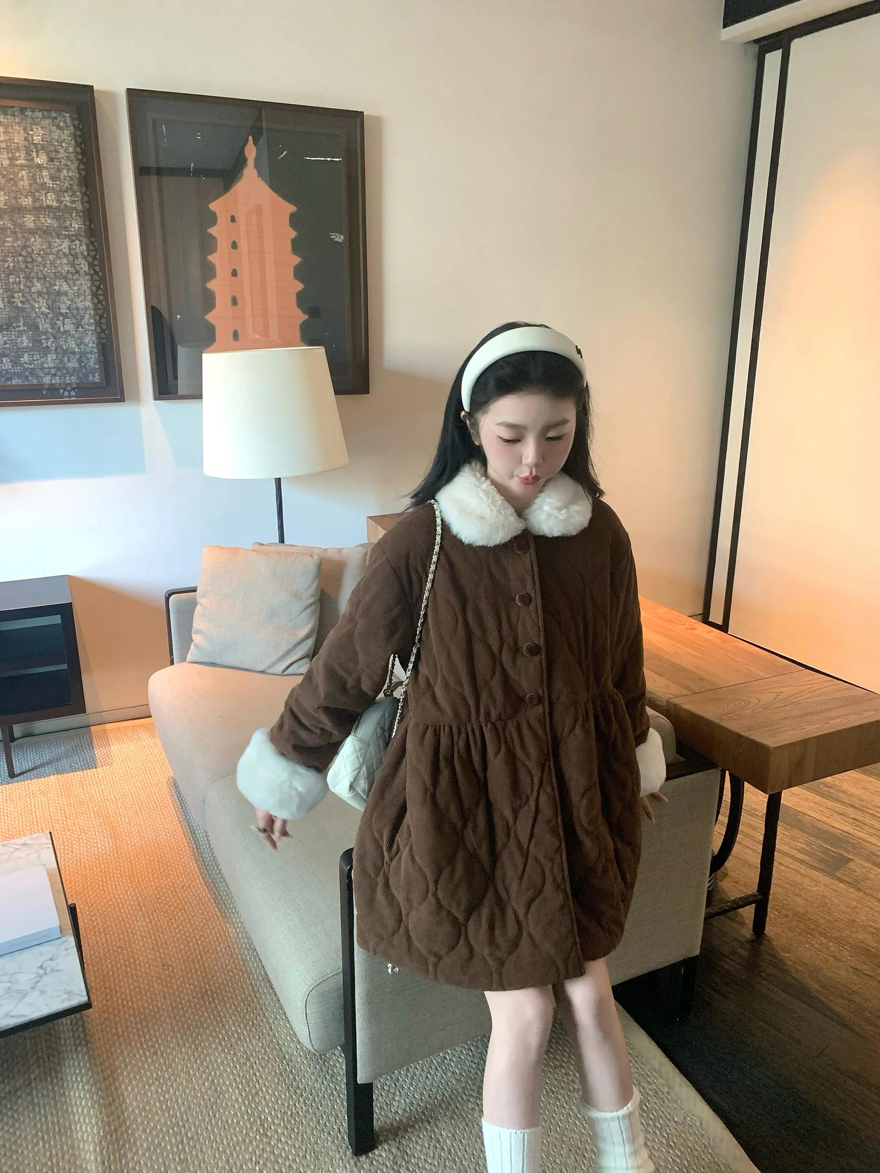 

Пальто-жакет из хлопка Caramel a Doll Version, осень-зима 2025, с эффектом омоложения, цвет кофе, длинный рукав, на одной пуговице