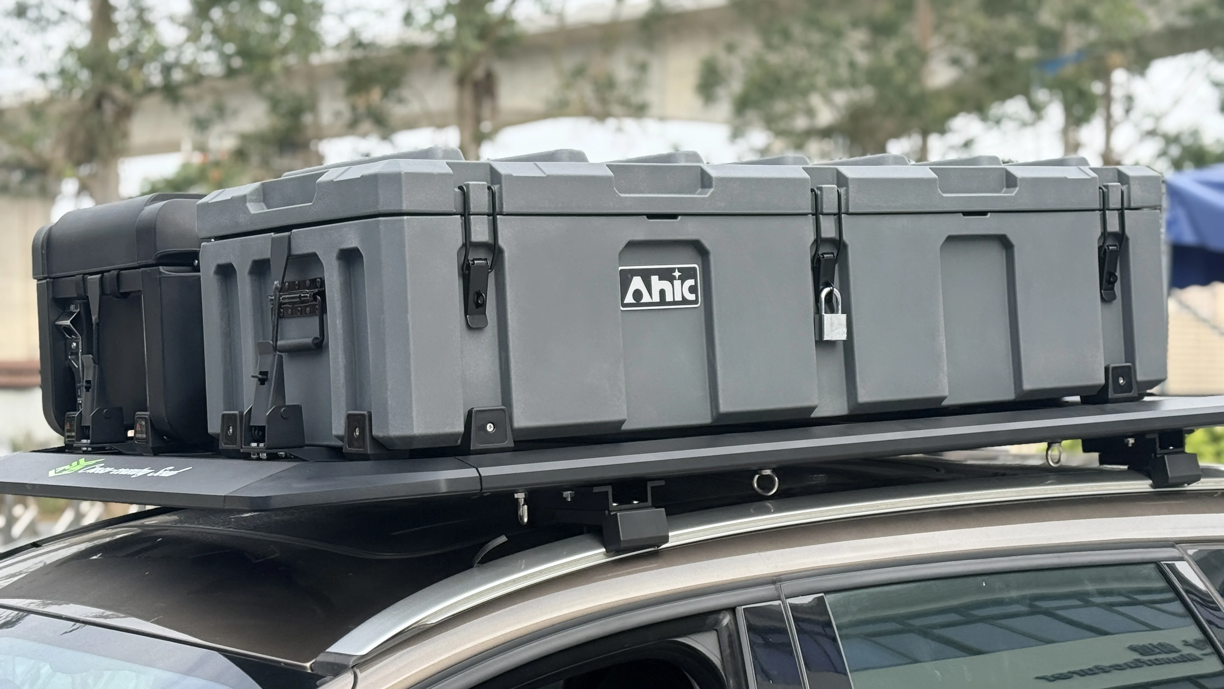 

2026 4X4 Accessories Portable Plastic 110L Car Roof Top Box Rotomold Tool Rugged Case XXL Roof Rack Cargo Storage Boxes