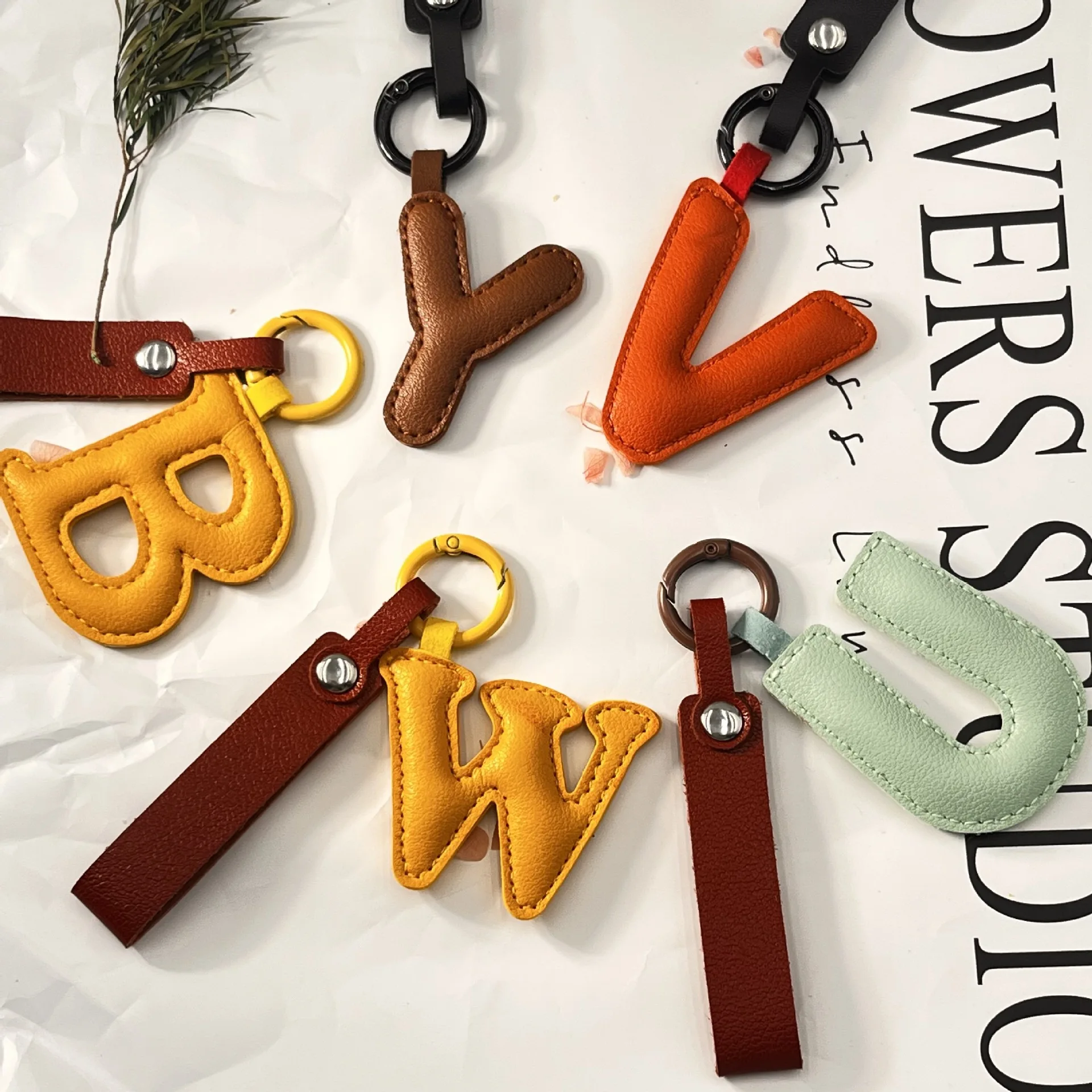 Niedlicher Personalisierter 26 A-Z Buchstaben DIY PU-Accessoire Mode-Schlüsselanhänger Verpackung Hängende Dekoration Schlüsselring Großhandel Anhänger Geschenk – Detail 4