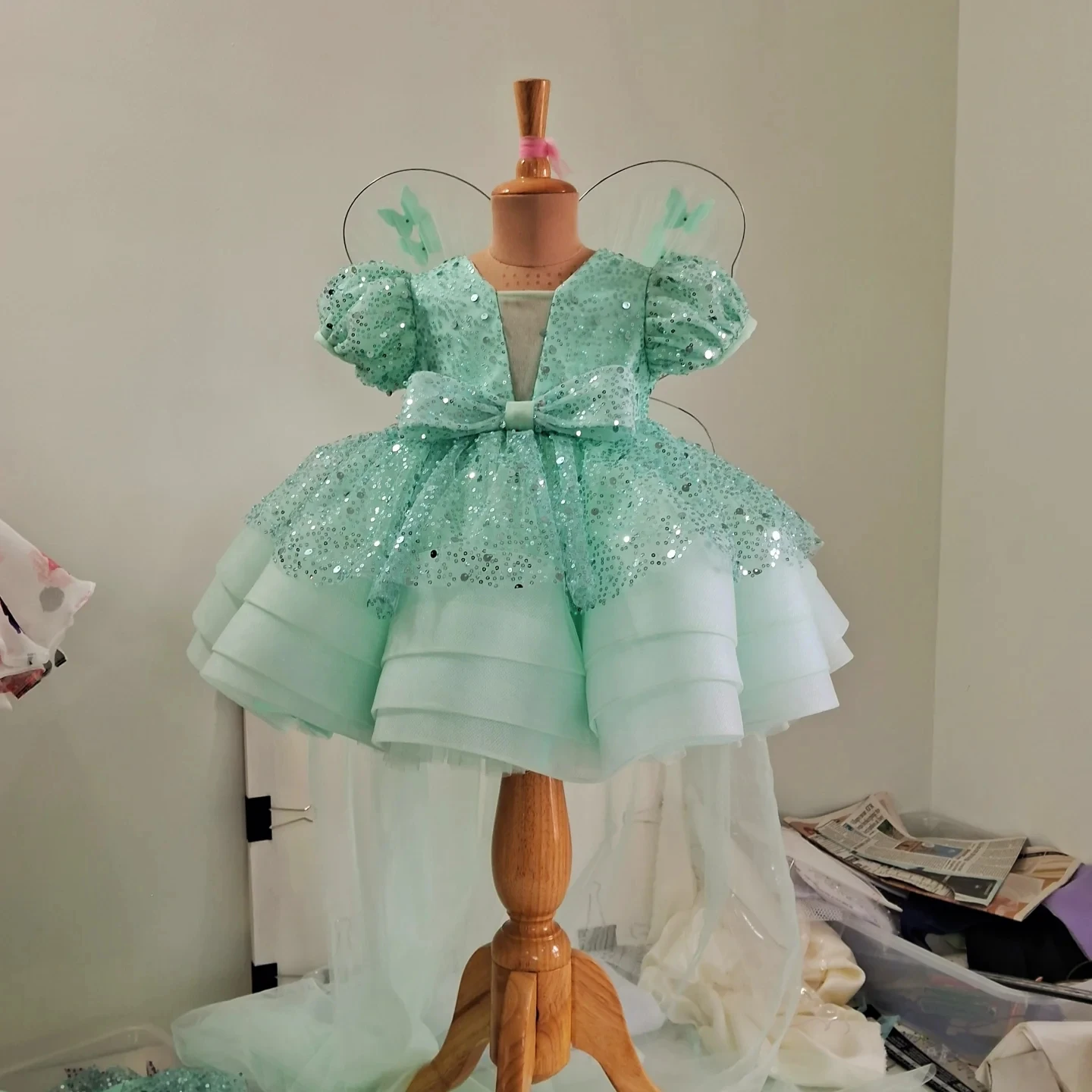 カスタマイズされたロイヤルブルーフラワーガールドレス結婚式用ベビーレイヤードビーズチュールスパンコール真珠子供の誕生日パーティー幼児ガウン