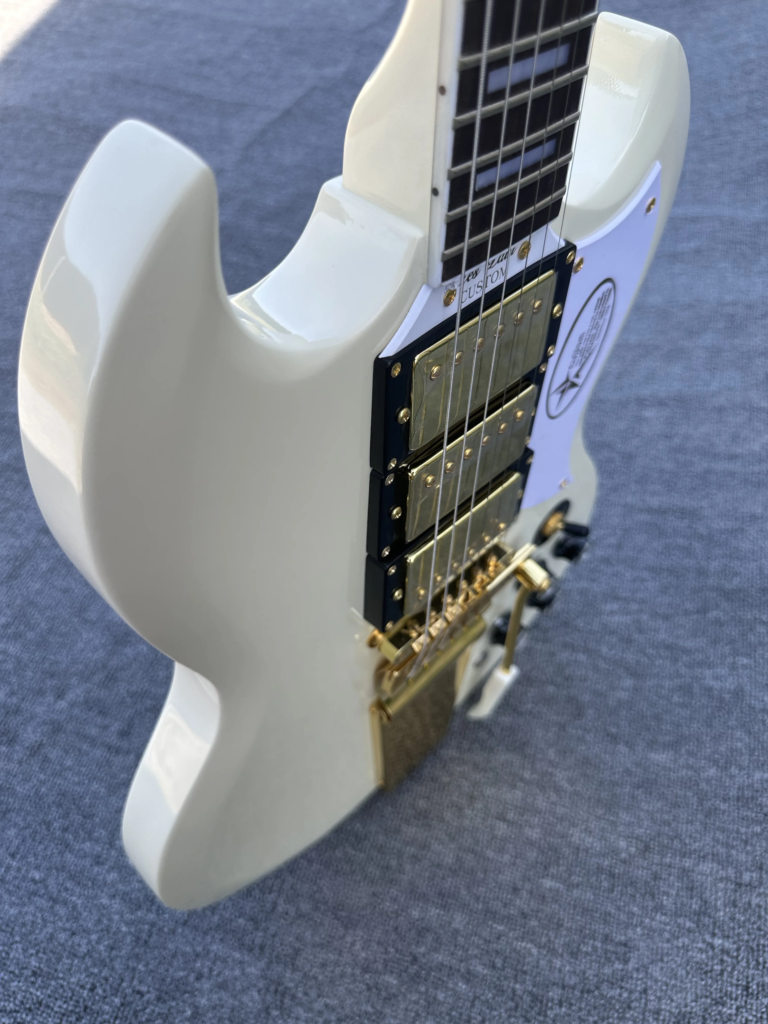 Customized electric guitar, SG electric guitar, cream white, gold vibrato, in stock, lightning package