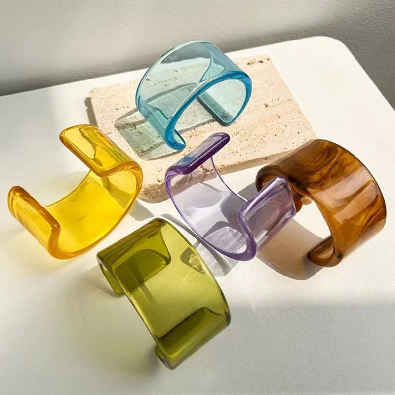 

Elegant Resin Half-Circle Open Bracelet Fashionable Accessory for Ladies Ideal for Daily Wear And Parties Unique Jewelry