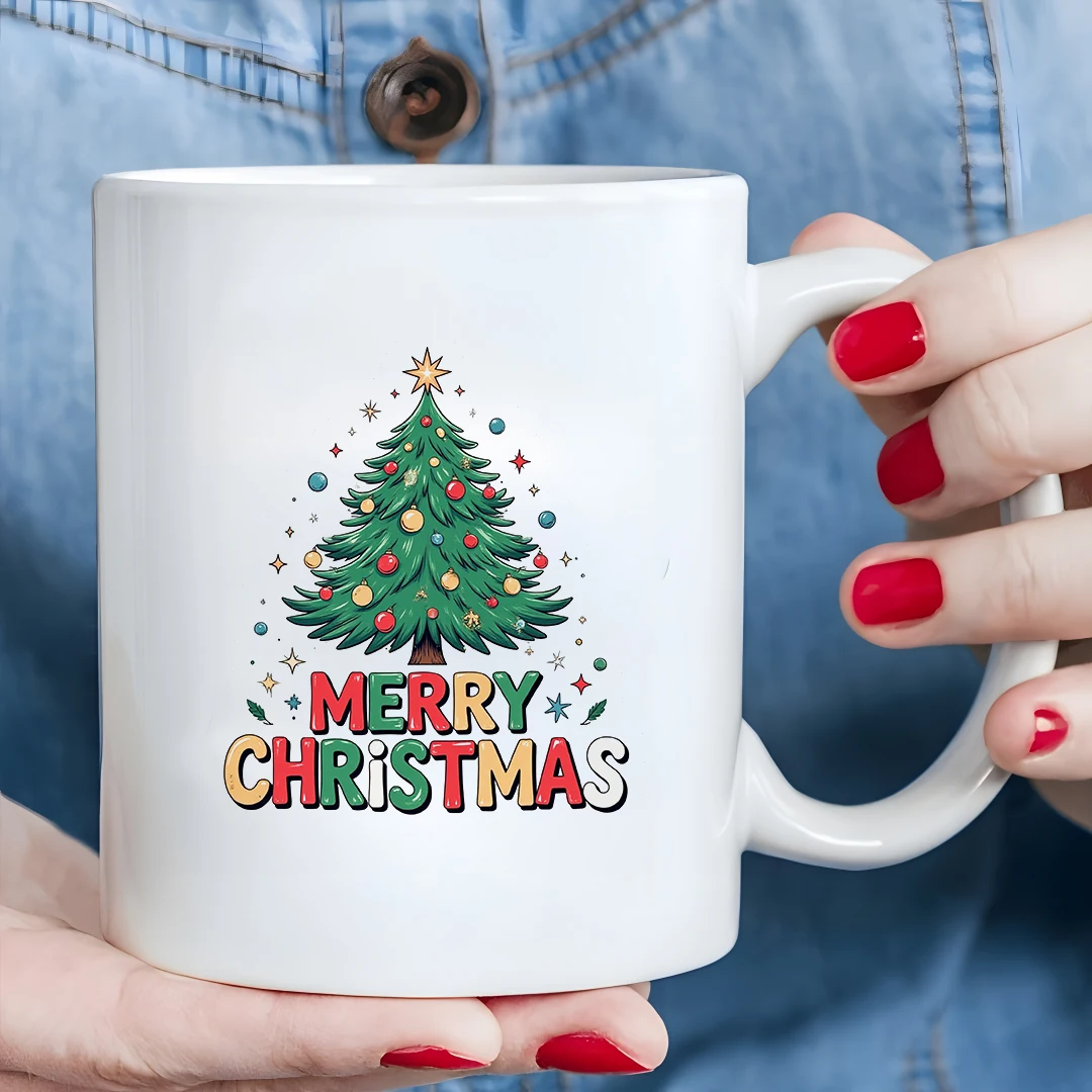 11オンスカップ 漫画のクリスマスツリーテーマ メリークリスマスの文字 カラフルなボールのアクセント お祭りムードのカップ 家族オフィス