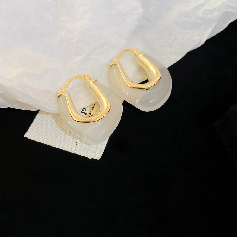 Effen Kleur Hars U-Vormige Onregelmatige Hoepel Oorbellen Voor Vrouwen Nieuwe Vintage Veelzijdige Oorgespen Delicate Mode Sieraden Groothandel