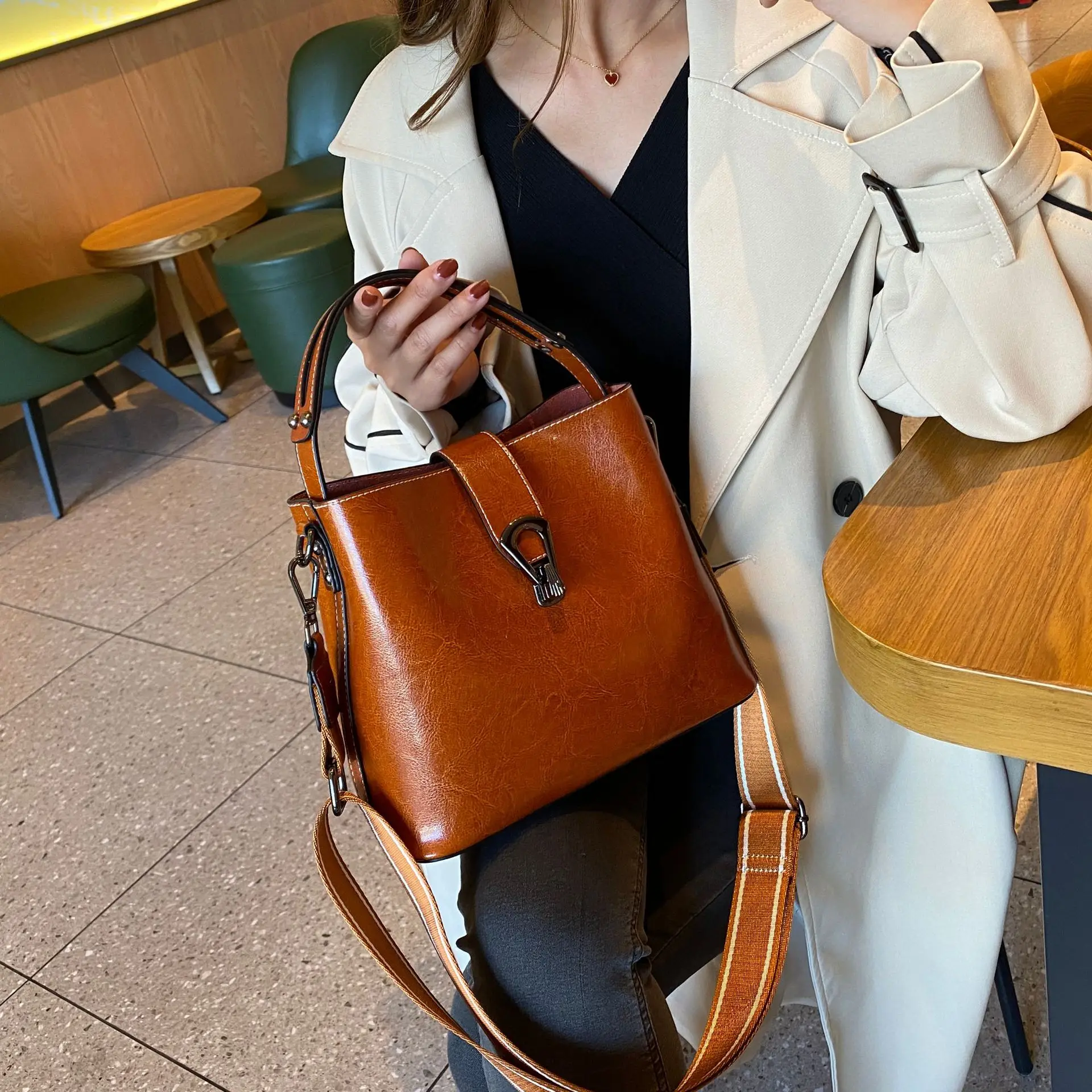 Real Oil Wax Leather Women\'s Bucket Bag Casual and Simple Handbag Large Capacity Ladies Cowhide Fashionable Crossbody Tote Bag