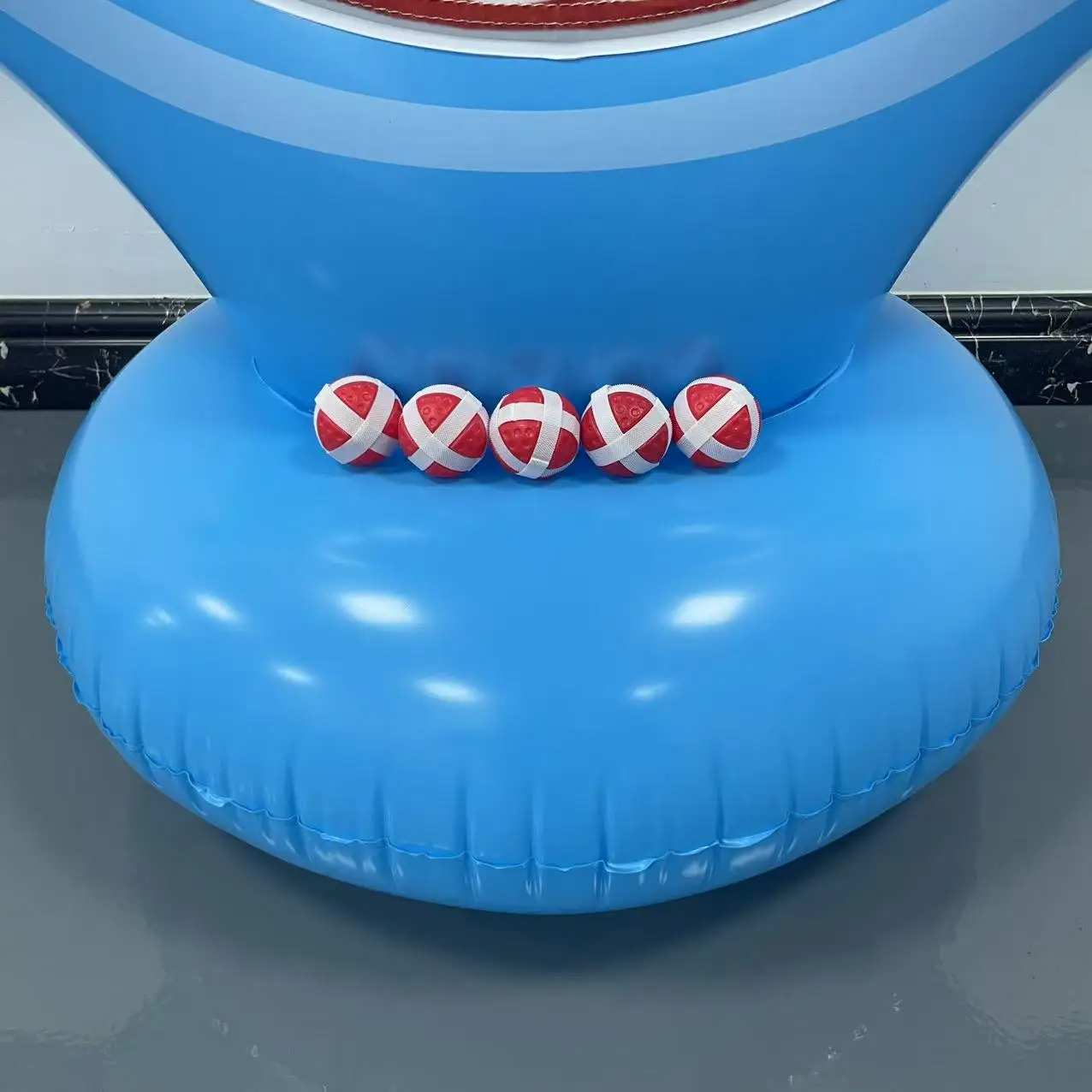 大型インフレータブルプールおもちゃ サメ型ダーツボード 粘着ボール6個付き、スイミングプールフロート、子供と大人に適したウォーターゲーム、ビーチや裏庭での家族での屋外遊び、6～12歳の男の子と女の子に適したクールなパーティーギフト