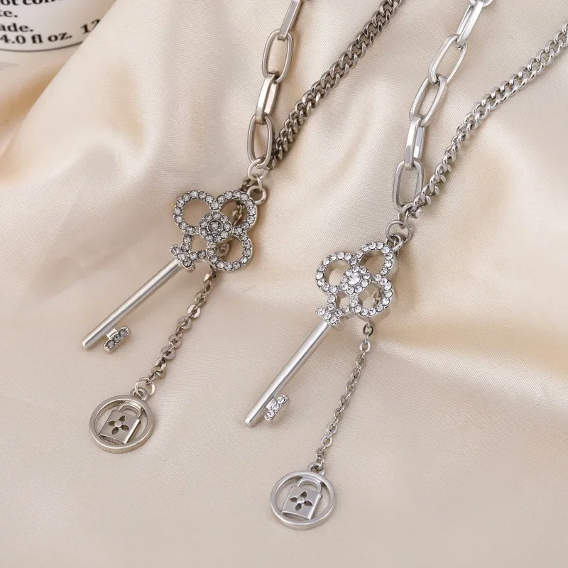 

Классическая женская цепочка для свитера, средняя цепочка с кисточками и цепочка на ключицу, в сочетании с многофункциональным колье-ключ.