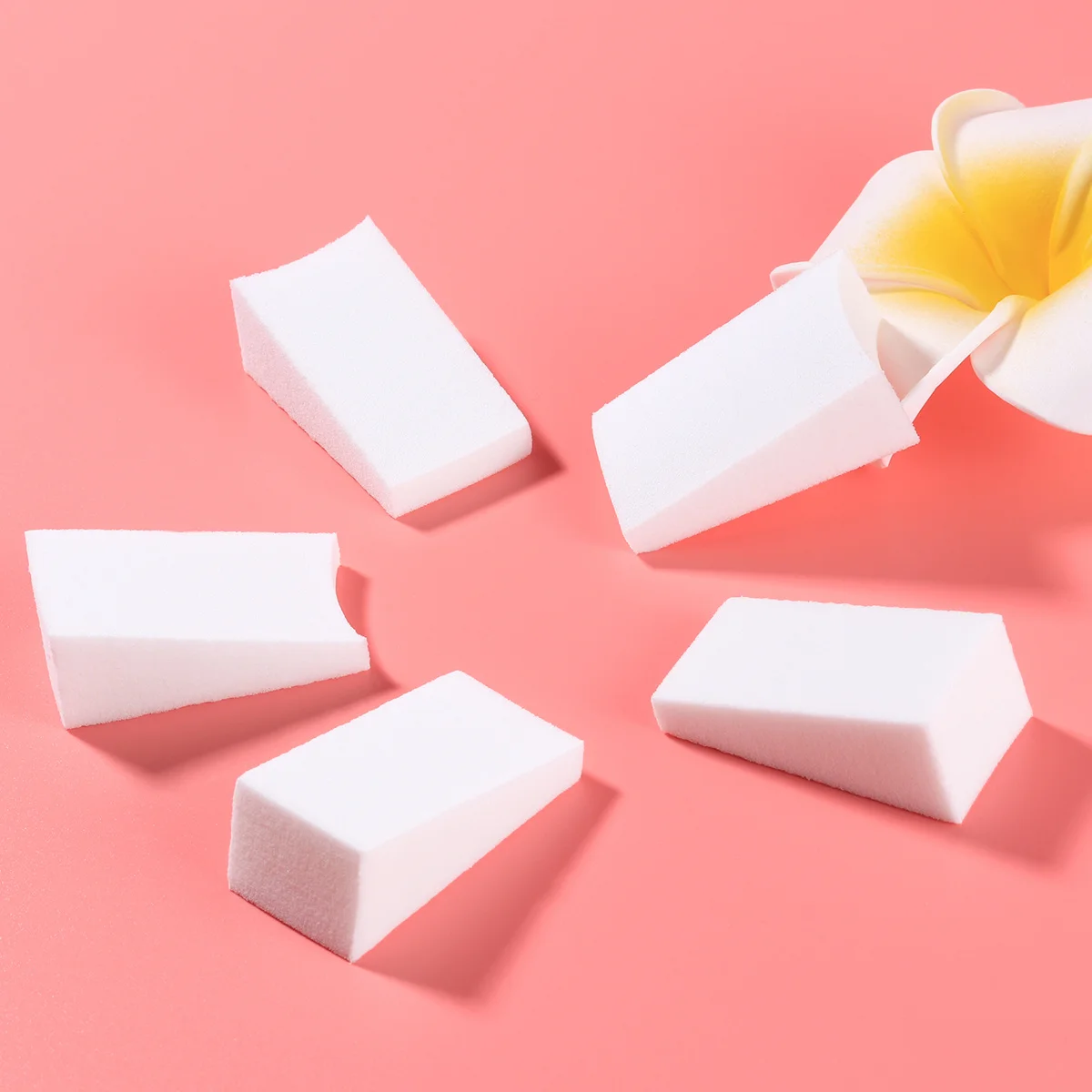 24 قطعة من مسحوق المثلث ذو الملمس الكثيف الناعم مثالي لكريم الأساس وأحمر الخدود بدون خياطة سريع الجفاف لبودرة الوجه