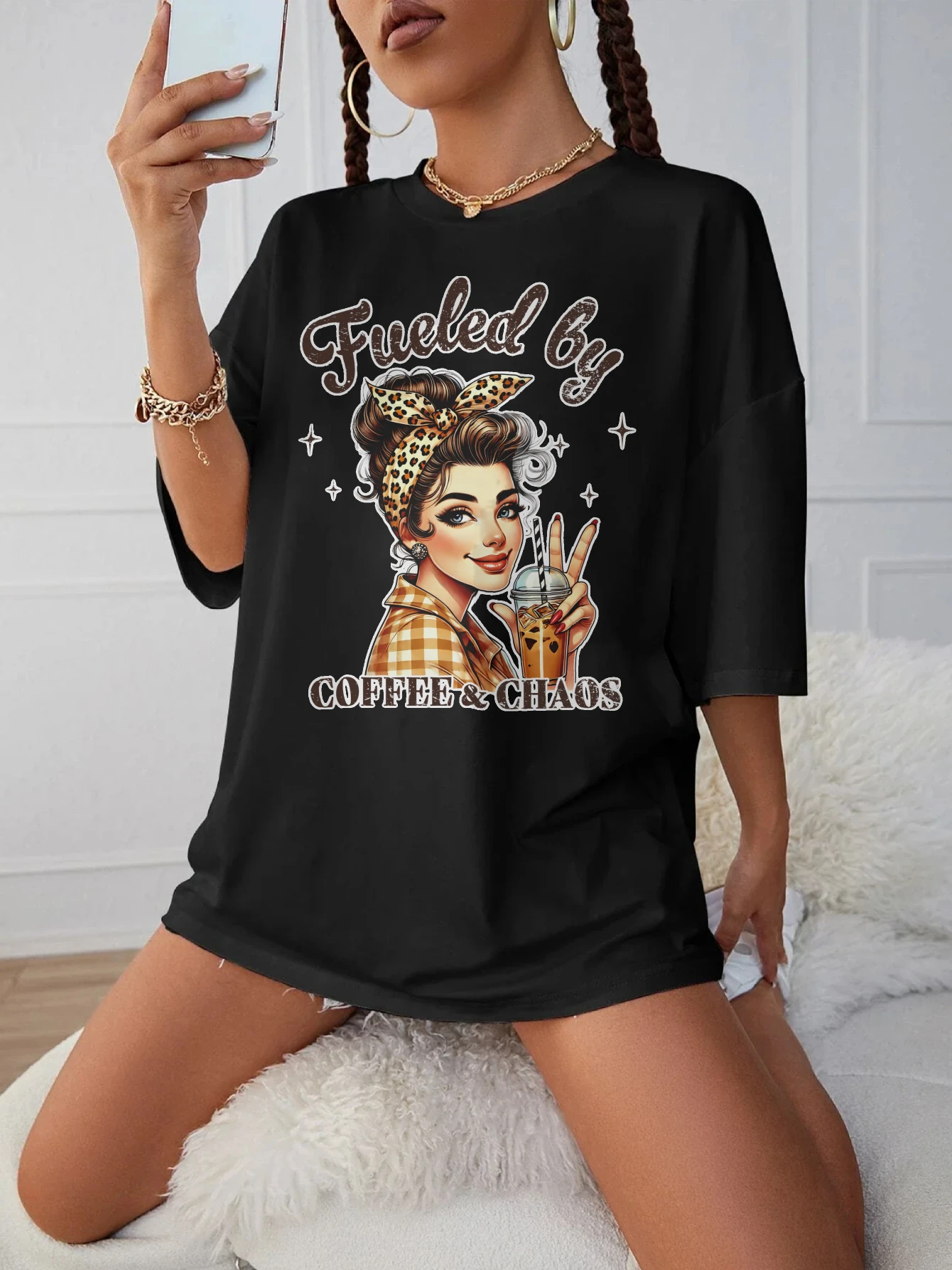

Fueled By Coffee Chaos Свободная женская черная футболка с круглым вырезом Удобная одежда для беременных для позднего беременности
