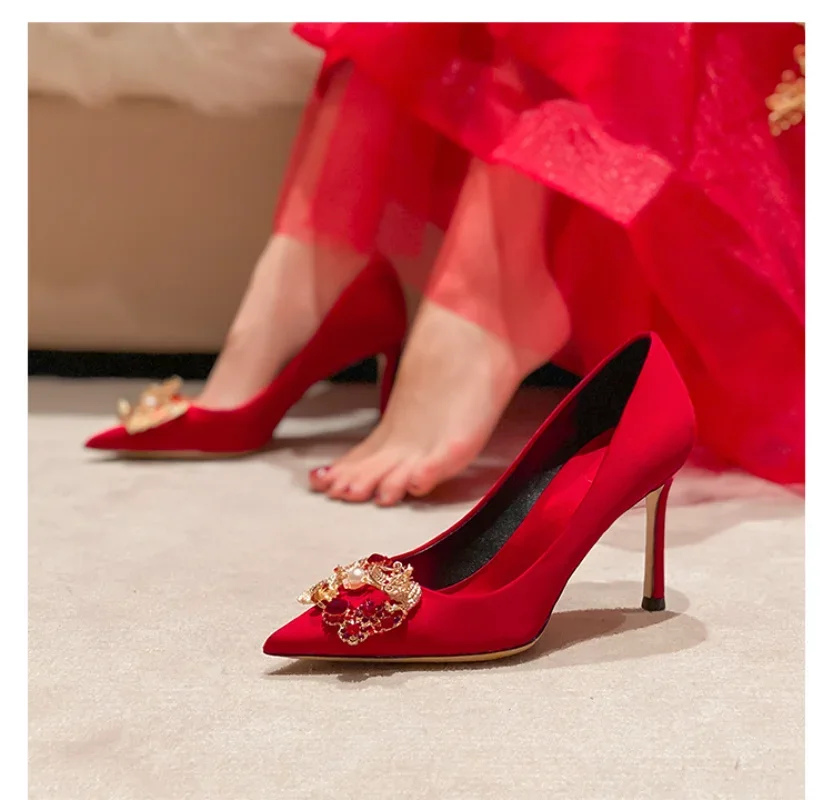 2024 Spring New Fashion Cloth Face Pointed High Heels Red Rivet Bride Chinese Metal Fine Single Shoes Marriage Shoes Female