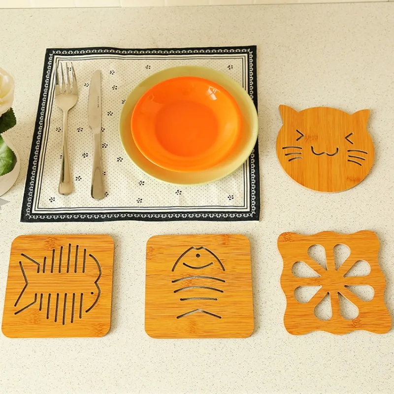 Hollow wooden anti slip coaster Home wooden cartoon insulation pad Thickened heat-resistant and heat-insulating mat for kitchen