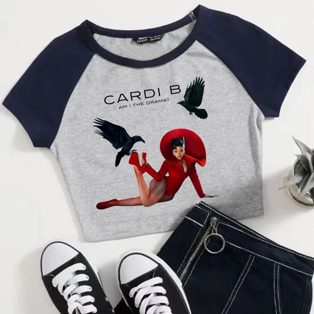 Cardi B Am I ألبوم الدراما 2025 المحاصيل القمم تي شيرت الفتيات أزياء المرأة س الرقبة قصيرة الأكمام