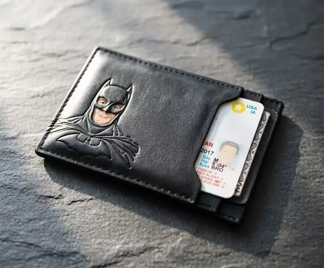 1 unidad de nuevo accesorio de anime de Batman, tarjetero hueco de piel sintética, cartera portátil para tarjetas de identificación y licencias para hombres, mujeres y niños, juguete de regalo