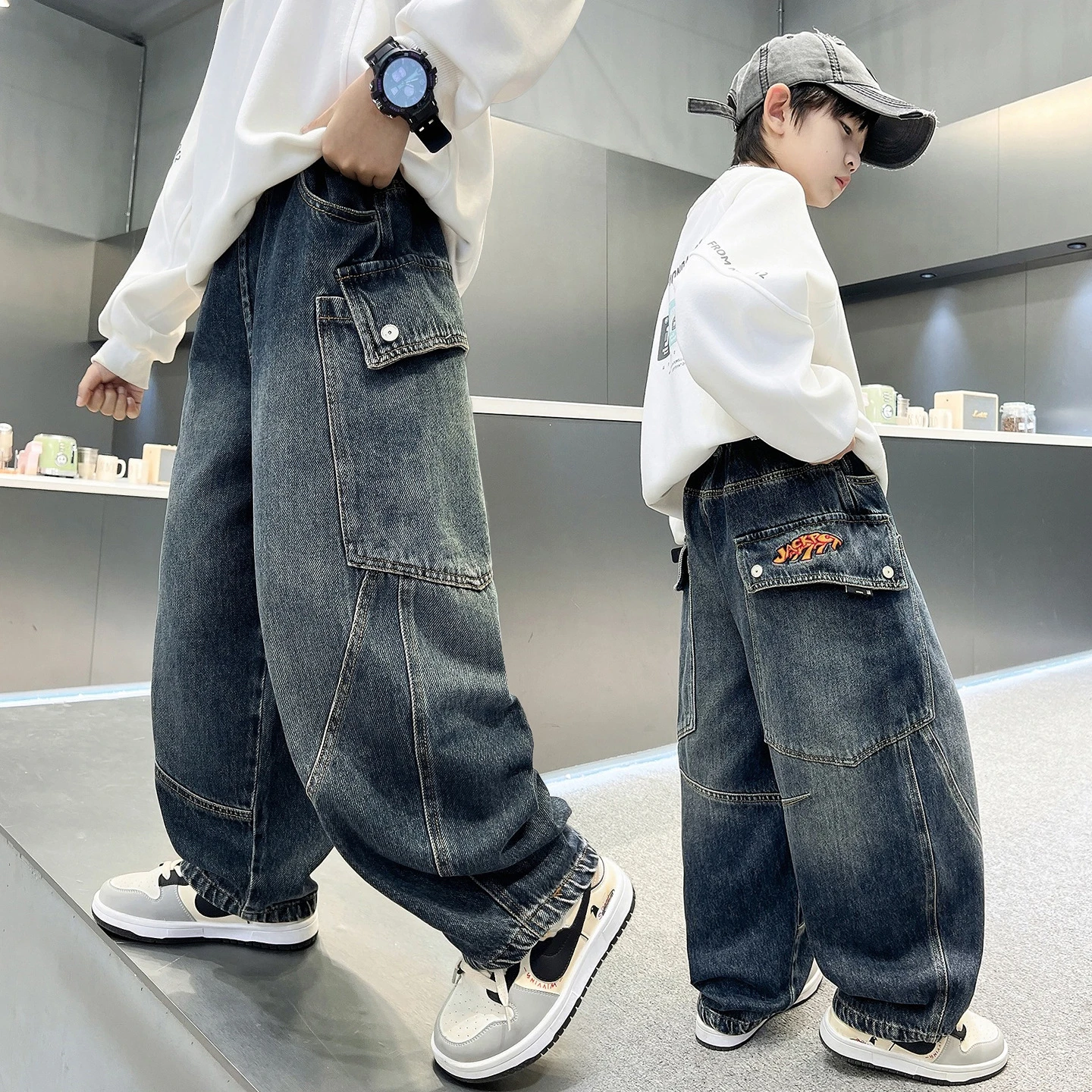 2026 Boys Wide Leg Jeans Light Blue Distressed Denim Pants Green Stitching Back Pockets Street Style Kids Trousers 4-14Y Fashion