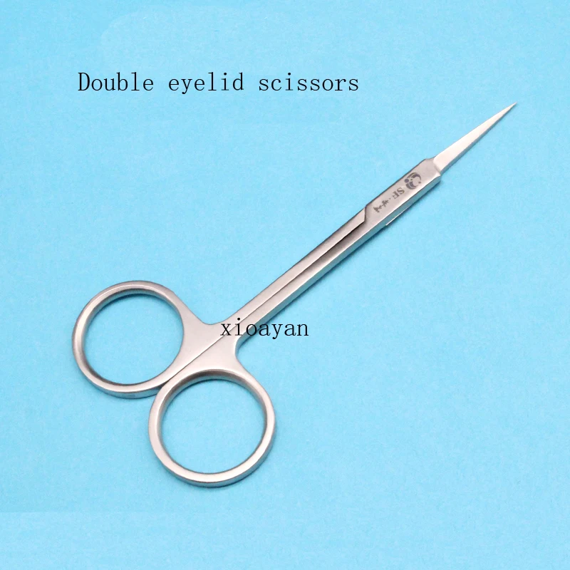 The doctor uses scissors to remove stitches for double eyelids and open the corner of the eye