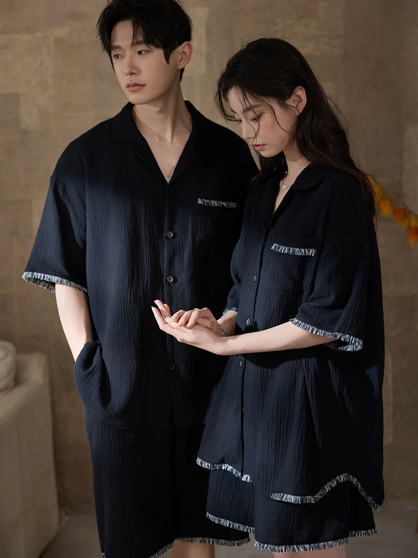 pigiama-estivo-per-coppia-in-puro-cotone-a-doppio-strato-con-colletto-a-camicia-set-nero-con-imbottitura-sul-petto-indossabile-anche-fuori-casa