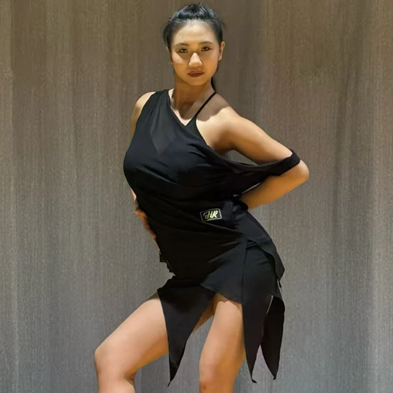 2025 Abiti da ballo latino Donna Adulto Spalla inclinata Top Gonna irregolare Abiti da pratica neri Rumba Samba Abbigliamento da ballo DNV23287