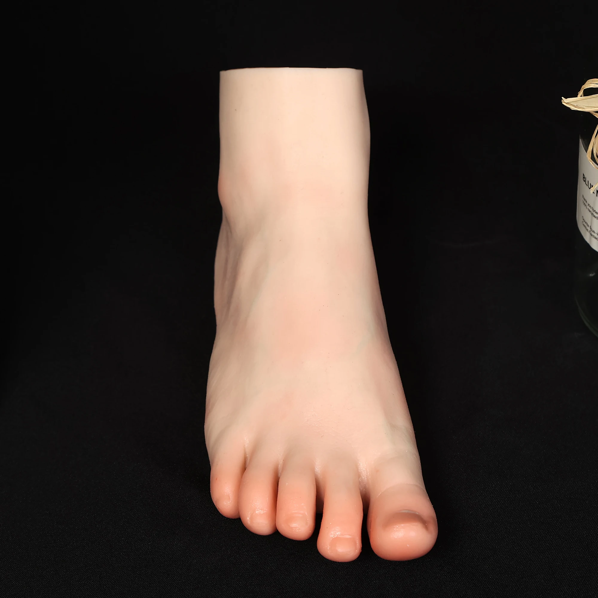 

Customized Silicone Foot Model Of An Egyptian Girl With Painted Nails For Massage Practice Display Of Shoes Socks And Jewelry