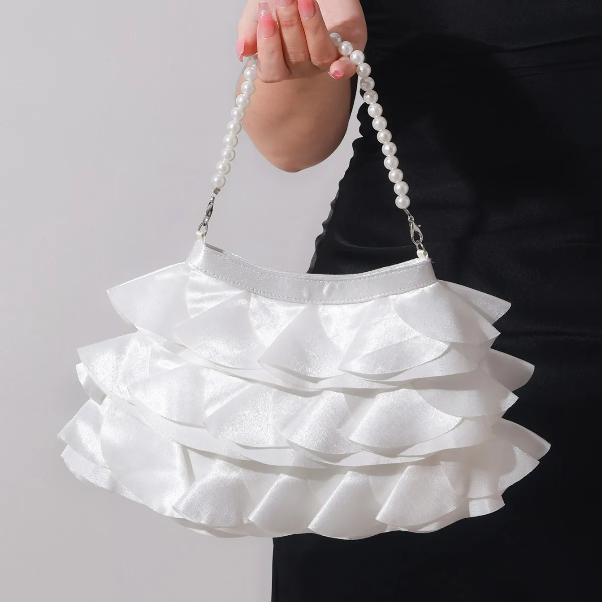 

Elegant Fashion Solid Color Handbags For Women Retro Simple Black White Champagne Satin Pearl Chain Tote Handbag Party Clutches