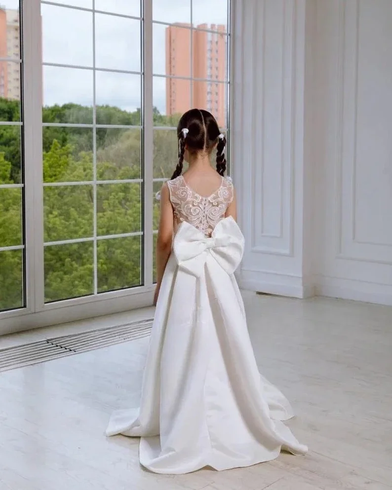 ホワイトフラワーガールドレス サテンフラワーガールドレス レース付き トレイン ジュニアブライドメイド キッズベビードレス 女の子用ページェントドレス