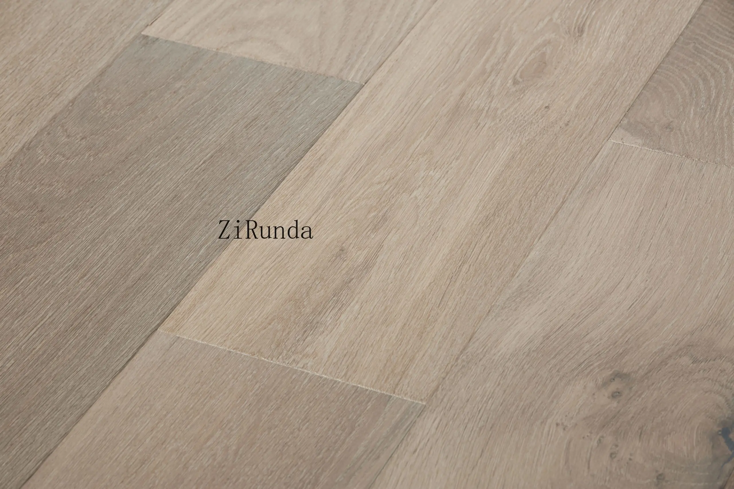 맞춤형 버전18mm 모던 럭셔리 다층 엔지니어드 우드 바닥재, 브러쉬드 베니어 오크 바닥재