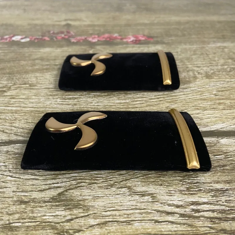 Officiers marins de la marine, épaulette de grade, base en velours noir, hélice d'ancre en métal doré, emblème d'étau arrière, amiral