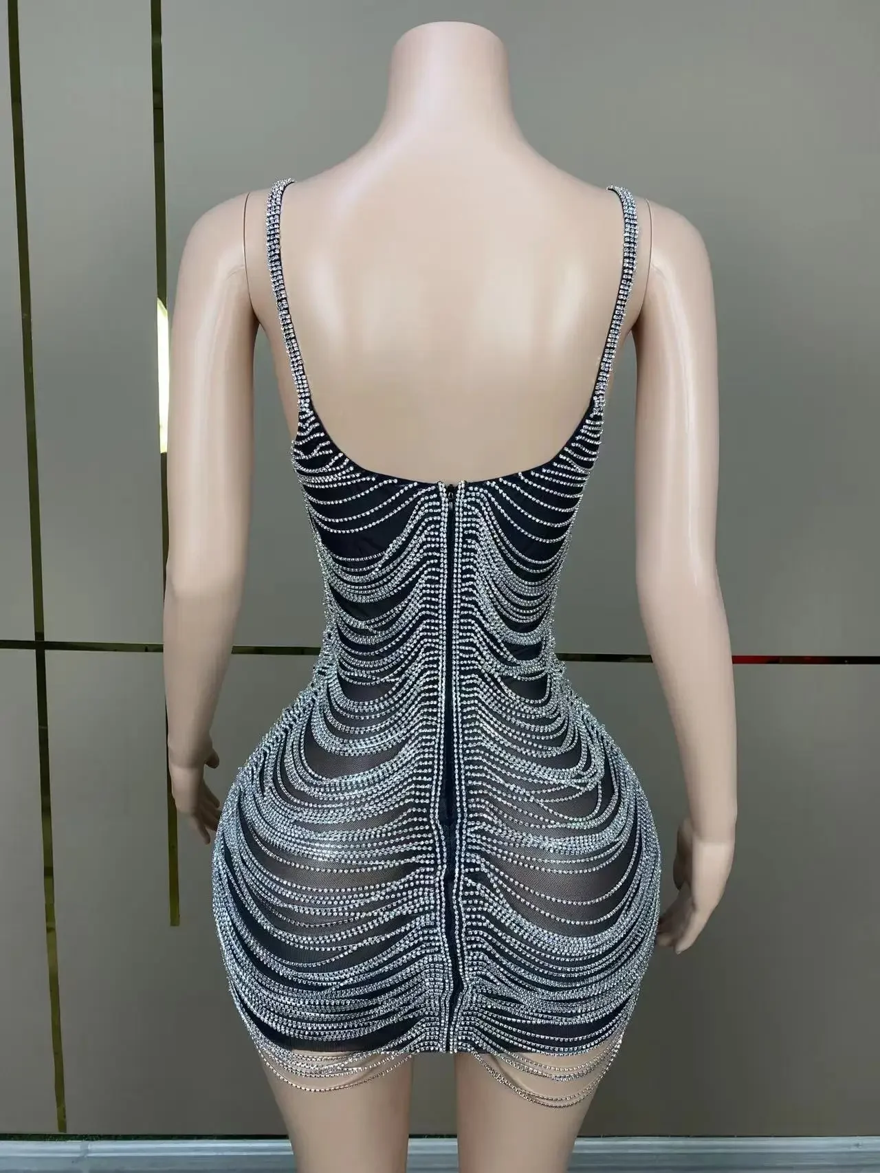 Lussuose catene di cristalli d'argento trasparente con scollo a v Backless Dress Stones Design Performance vedere attraverso il Costume da servizio fotografico