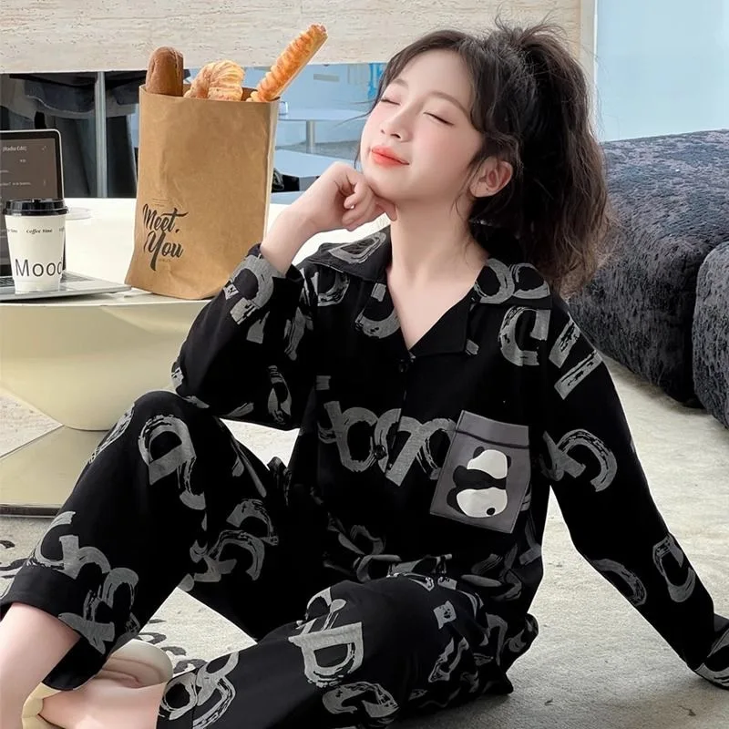 Pajama set with panda pattern, a long-sleeved top and matching pants, comfortable homewear