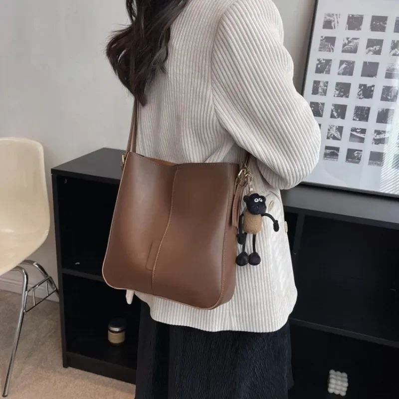 

Chic High-End Large Capacity Diaper Bags For Women Minimalist Classic Shoulder Bag Simple Leather Commuter Bag Solid Color