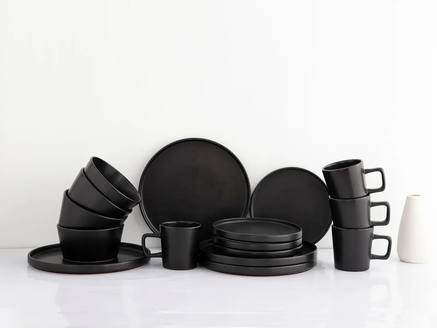 

16-Piece Black Ceramic Dinnerware Set for 4 – Modern Matte Finish Dinner Set – Dishwasher & Microwave Safe – Elegant Stoneware D