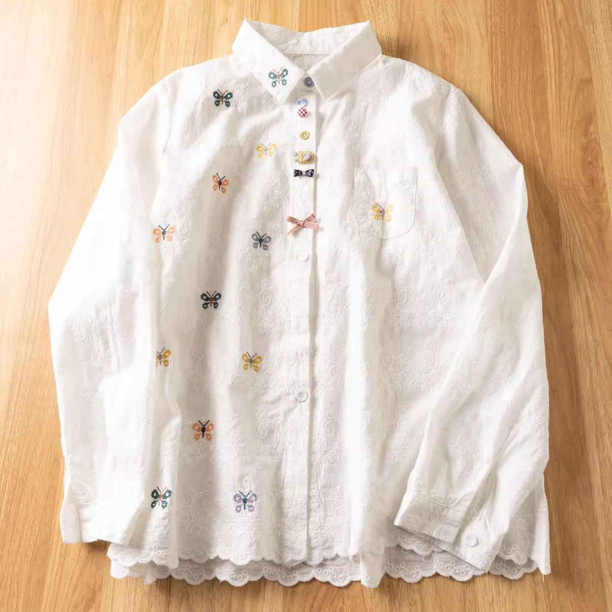 2025 エレガントな女性用シャツ ボヘミアン バタフライ刺繍 ホワイトベージュシャツ 長袖ブラウス 女性用 コットン トップス ZT213