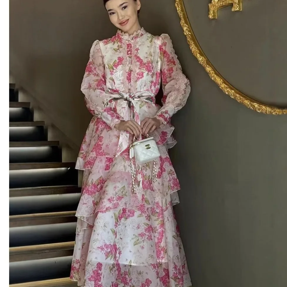 Vestido Longo Luxuoso Primavera Verão 2025 com Detalhes em Renda e Botões de Diamante, Estilo Casual em Camadas, Saia em Fibr...