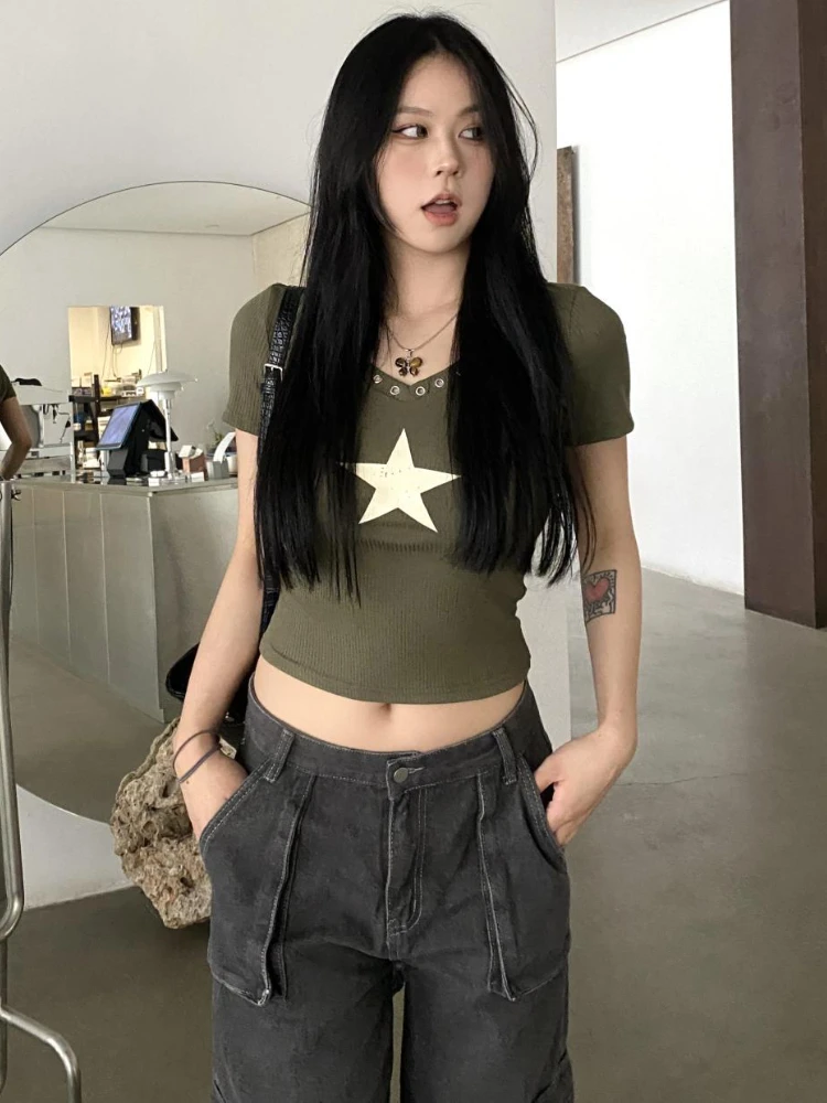 تي شيرت نسائي أخضر عسكري بقلنسوة موضة صيفية أنيقة عتيقة ملابس شارع جامعية رائعة مطبوعة بنجوم هاراجوكو غير رسمية تناسب الجميع