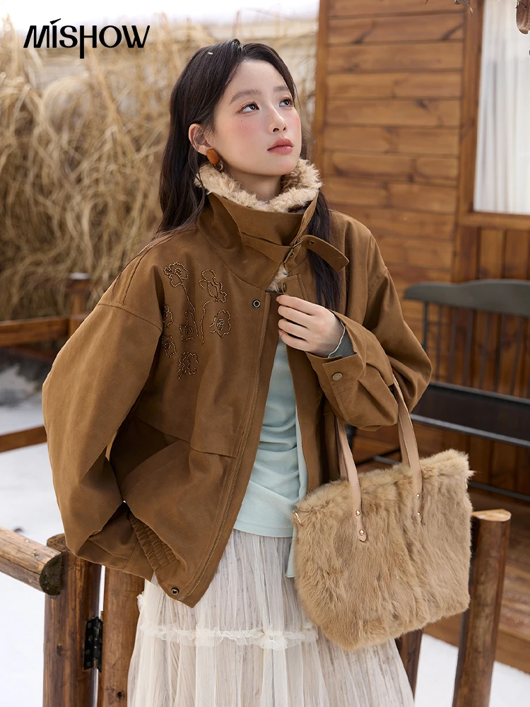 เสื้อแจ็คเก็ตหนังกลับสีน้ำตาล MISHOW สำหรับผู้หญิง คอลเลคชั่นฤดูหนาว 2025 พร้อมปกขนสัตว์ถอดได้ เสื้อโค้ทแขนยาวแบบมีซิปสำหรับใส่ทำงาน รุ่น MXE51W0876