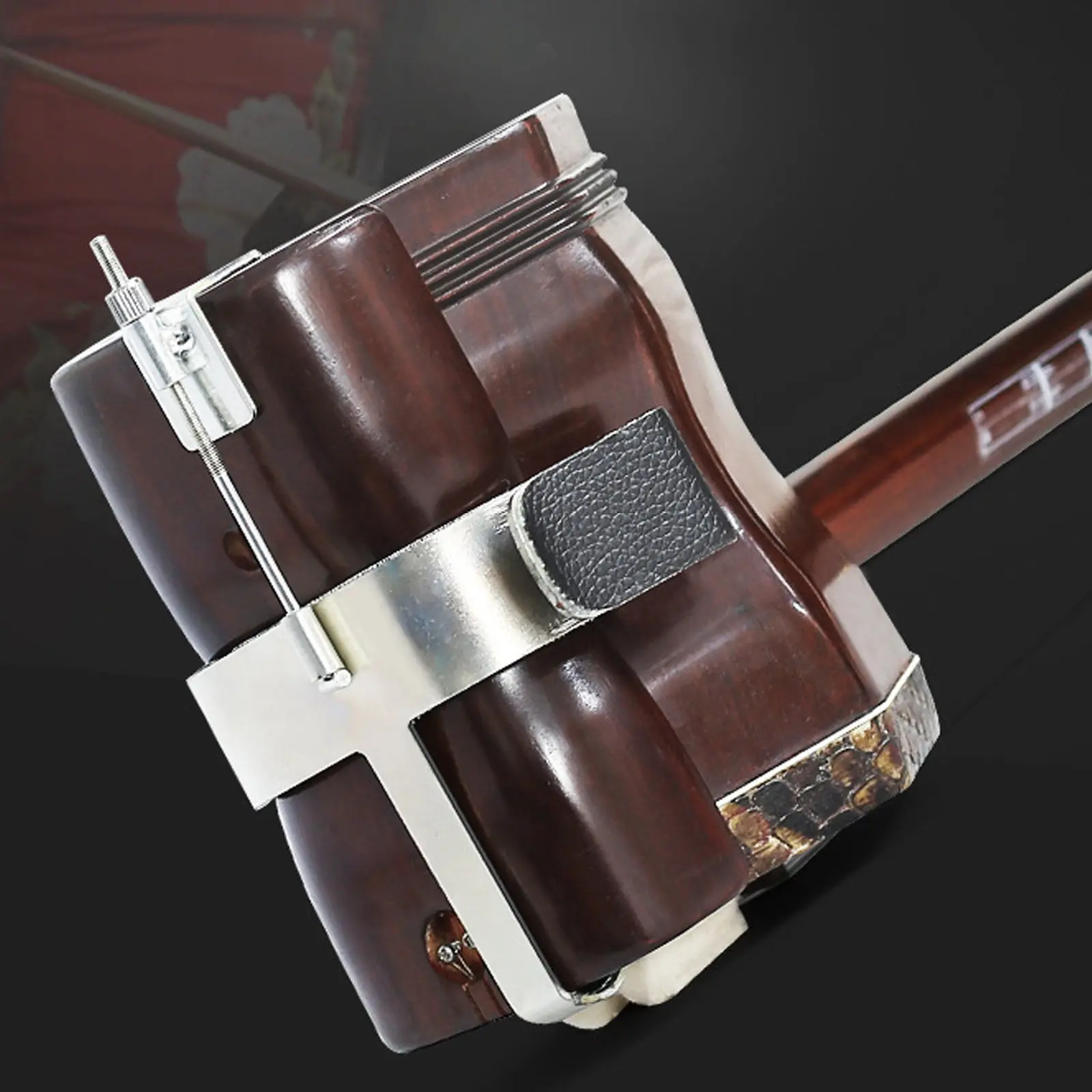 

Изысканная подставка для эрху с прочной рамой обеспечивает долговечность, гладкие края защищают инструмент, идеально подходит для длительных занятий.