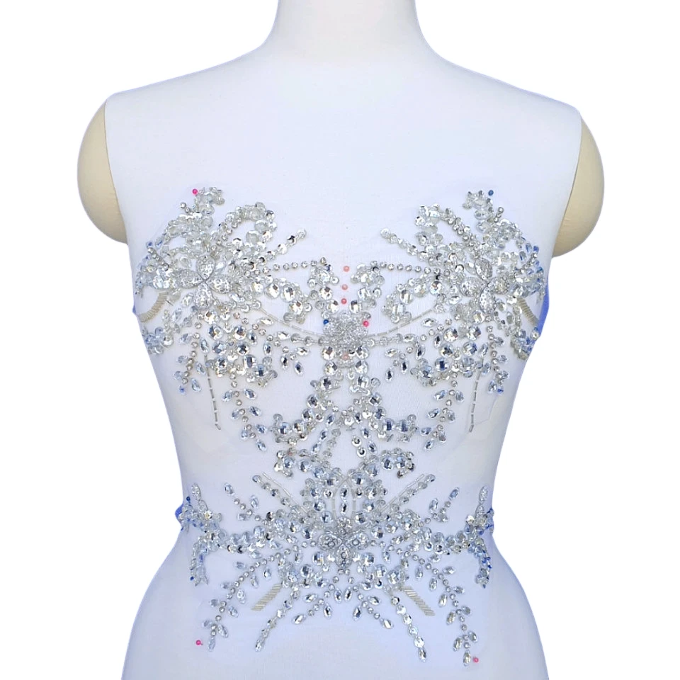 Appliques di toppe bianche, ornamento del collo del corpo anteriore, perline a mano, cristalli di strass da cucire per costumi da sposa Designer di