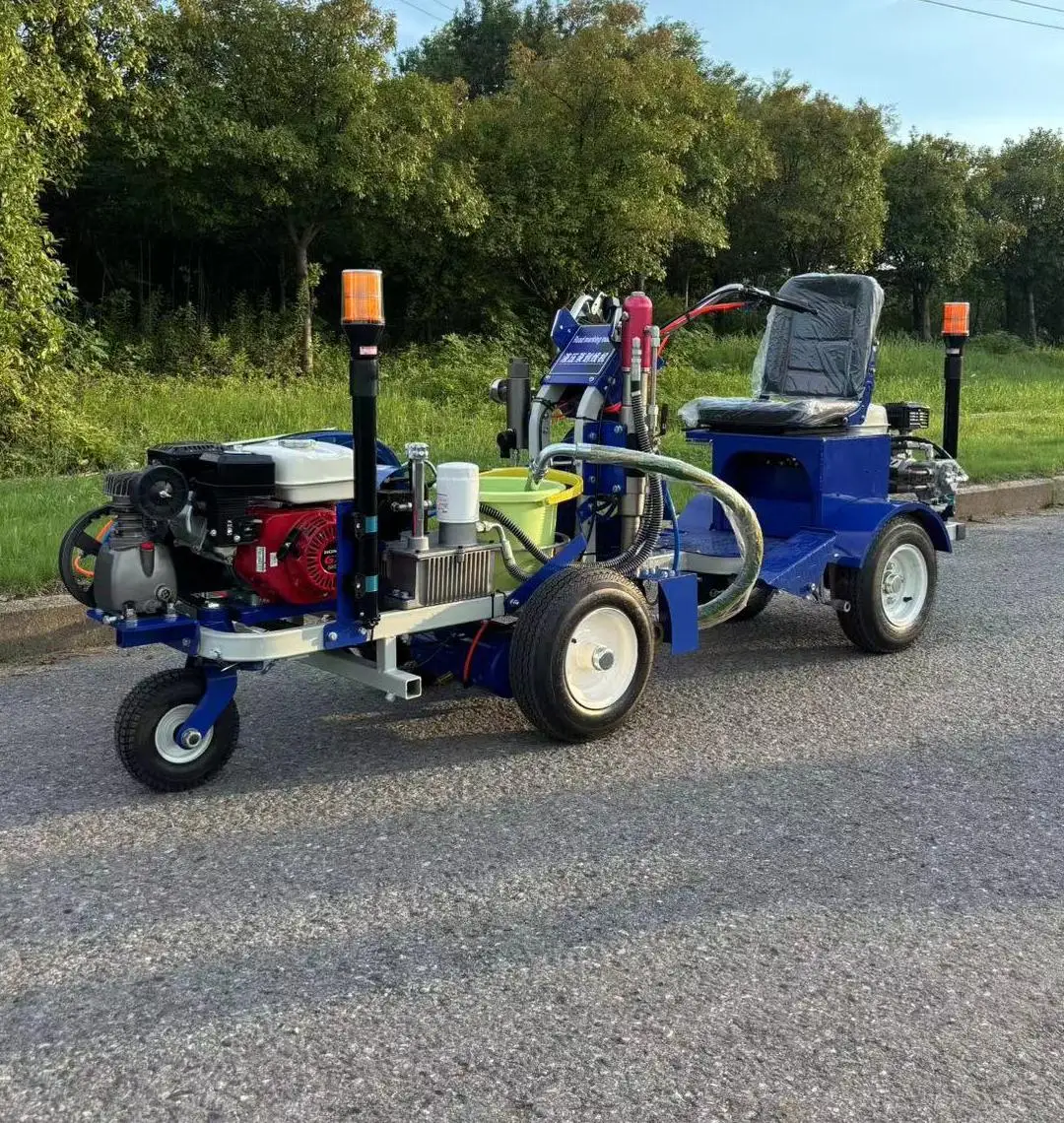 Professional Road Marking Machine Gas Powered Line Striper Dual Gun Airless Spray Equipment For Highway Warehouse Runway